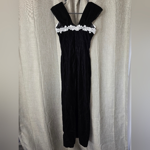 L.A. Glo Vtg 90s Black Velvet Long Gown XS Side Slit White Lace Accent - Picture 4 of 7